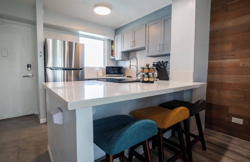 Waikiki Condo | Spacious Modern 2Bdrm Condo, Free Parking in Bldg., Full Kitchen, Sleeps 6.