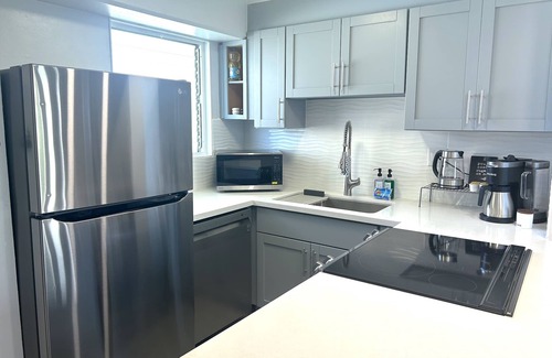 Waikiki Condo | Spacious Modern 2Bdrm Condo, Free Parking in Bldg., Full Kitchen, Sleeps 6.