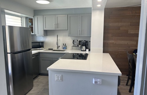 Waikiki Condo | Spacious Modern 2Bdrm Condo, Free Parking in Bldg., Full Kitchen, Sleeps 6.