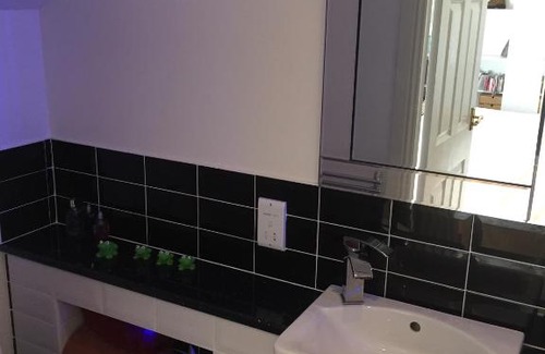 Broughty Ferry Apartment | Spacious, modern 3 bedroom luxury flat in centre location