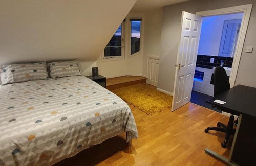 Broughty Ferry Apartment | Spacious, modern 3 bedroom luxury flat in centre location