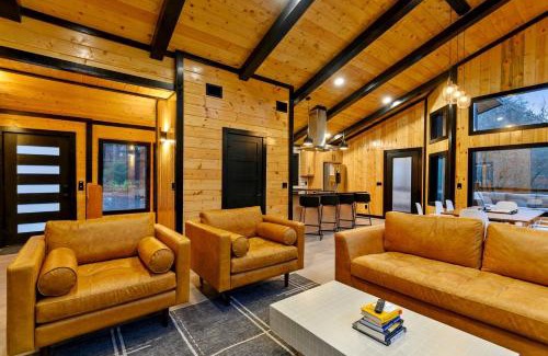 Broken Bow House | Spacious Modern Cabin with Basketball Court and Sauna in Broken Bow, Oklahoma