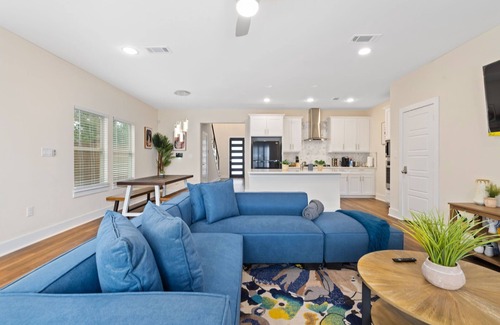 West Dallas House | Spacious Modern Chic 5BR Home in Dallas - 9 Beds!