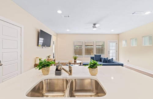 West Dallas House | Spacious Modern Chic 5BR Home in Dallas - 9 Beds!