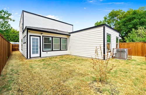 West Dallas House | Spacious Modern Chic 5BR Home in Dallas - 9 Beds!