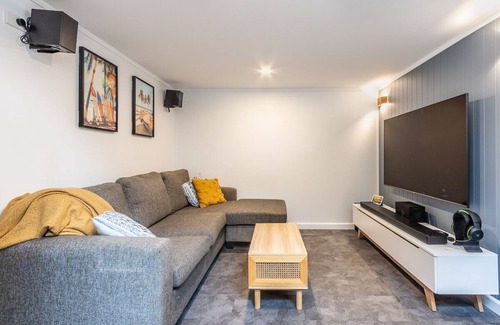 Raumati Beach House | Spacious Modern Coastal Haven, 5 minutes to the beach, shops and walking tracks.