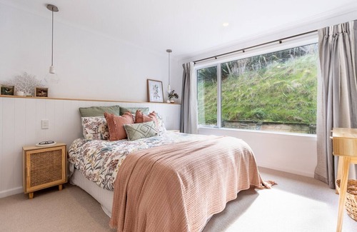 Raumati Beach House | Spacious Modern Coastal Haven, 5 minutes to the beach, shops and walking tracks.