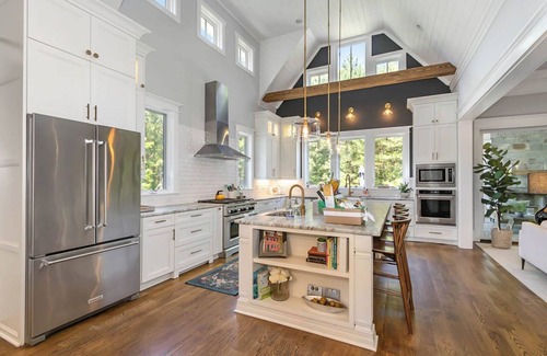 Durham House | Spacious modern farmhouse perfect for Duke/UNC graduation weekend.