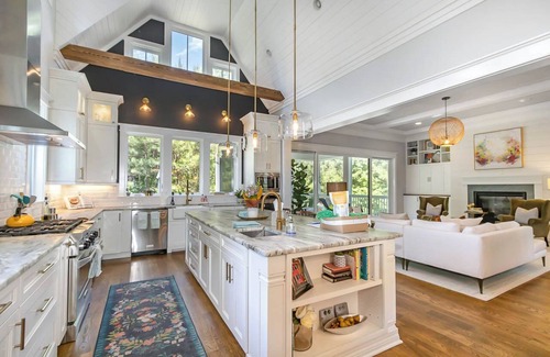 Durham House | Spacious modern farmhouse perfect for Duke/UNC graduation weekend.