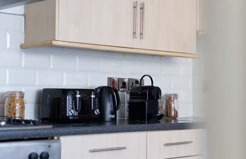 Stratford House | Spacious & Modern House w/FREE off street parking