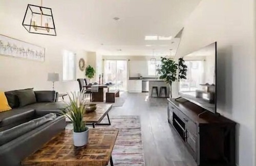Fontana House | Spacious Modern Home near Sierra Lakes Golf Course