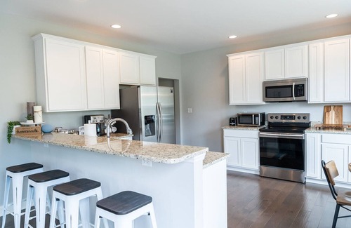 Ashley Oaks House | Spacious & Modern Home only 50 mls from Smoky Mtns