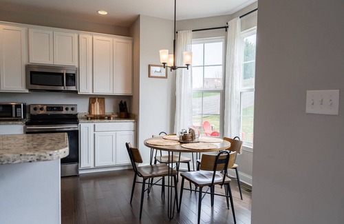 Ashley Oaks House | Spacious & Modern Home only 50 mls from Smoky Mtns