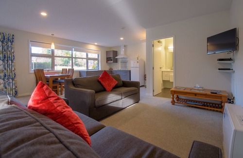 Speargrass Flat Apartment | Spacious, Modern Studio Apartment below Coronet Peak