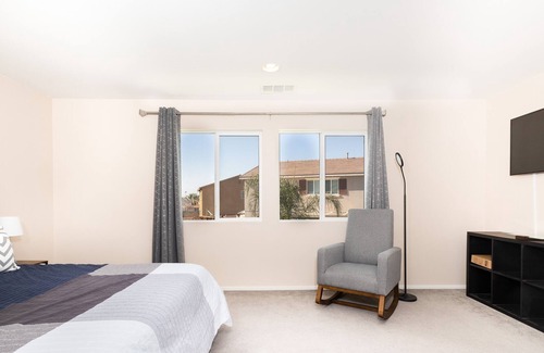 Rubidoux House | Spacious Modern Riverside Home 4BDR - 3BA Sleeps 10