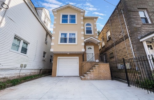 Irvington House | Spacious Modern Retreat 6-bedroom house in delightful Irvington, Sleeps 16+