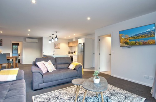 Lake Hayes House | Spacious, Modern Shotover Home For Family & Friends