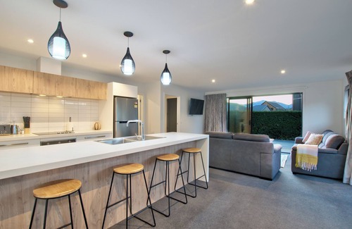 Lake Hayes House | Spacious, Modern Shotover Home For Family & Friends