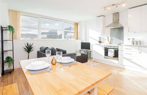 Old Trafford Apartment | Spacious & Modern Studio in Central Nottingham