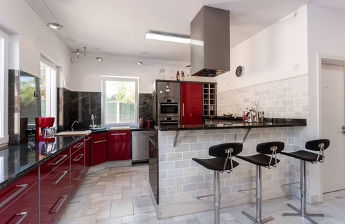 Calafell Villa | Spacious modern villa with gallery and heated pool