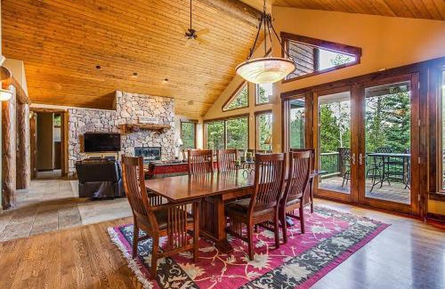 Fairways House | Spacious Mountain Chalet - Hot Tub & Secluded!