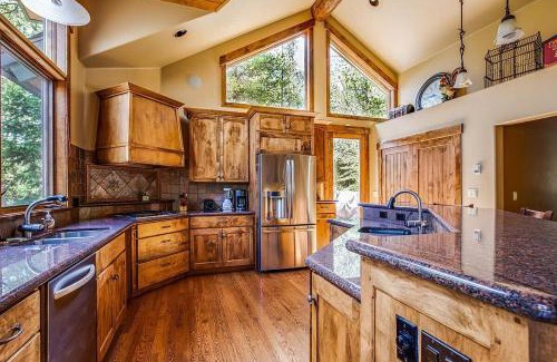 Fairways House | Spacious Mountain Chalet - Hot Tub & Secluded!