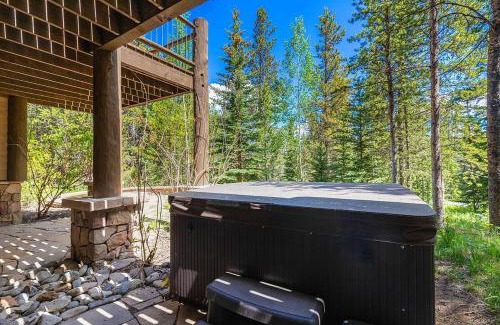 Fairways House | Spacious Mountain Chalet - Hot Tub & Secluded!