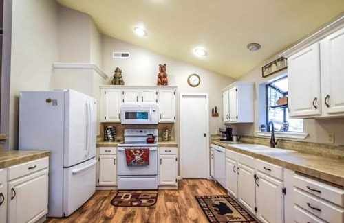 Glencoe House | Spacious Mountain Home-AC/Heating, Hot Tub, Dog Friendly, Game Room w/arcade