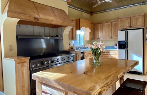 Bartlett House | Spacious Mountain Retreat, central location, great for Groups, Sleeps 14