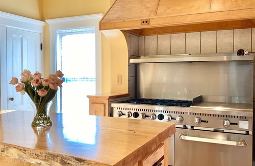 Bartlett House | Spacious Mountain Retreat, central location, great for Groups, Sleeps 14