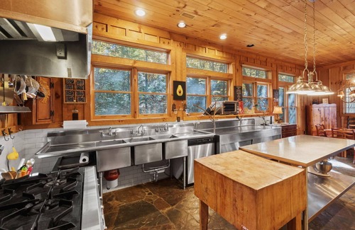 Cliff Ridge Colony House | Spacious Mountain Side Home with Spectacular Views