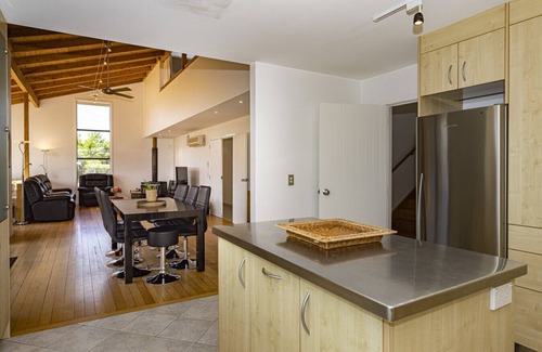 Wanaka Apartment | Spacious Mountain View Manor with Sauna
