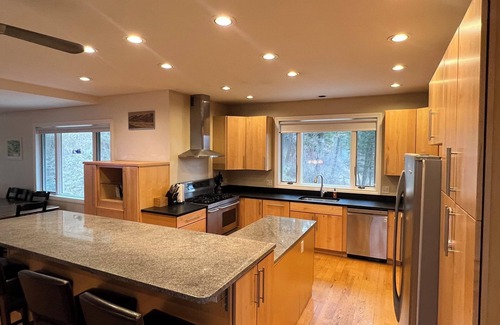 Missoula House | Spacious Mountainside Lodge on 10 acres in the outskirts of Missoula