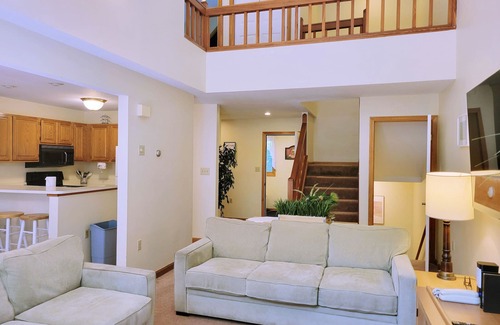 Lincoln House | Spacious, multi-level, AC/FP, pet-friendly, swim club. F2603 by LRS