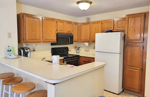 Lincoln House | Spacious, multi-level, AC/FP, pet-friendly, swim club. F2603 by LRS