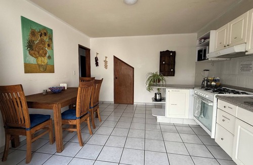 Jurica House | Spacious 6-bedroom house in exclusive Jurica Campestre with high-speed internet