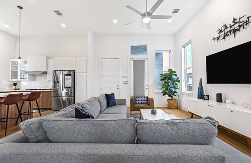 Austin House | Spacious, Near Downtown & Mueller | Urban Elegance