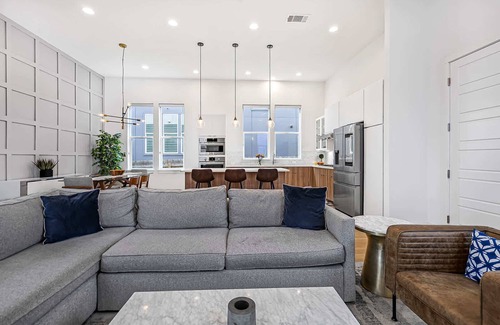Austin House | Spacious, Near Downtown & Mueller | Urban Elegance
