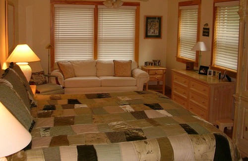 Bradford House | Spacious newer upscale home on Lake Todd