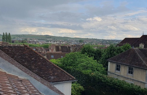 Auxerre House | Spacious old house for 10, courtyard and enclosed garden. Auxerre town center