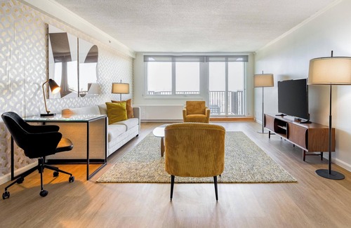 West End Apartment | Spacious One-Bedroom Apartment with Balcony in Wes
