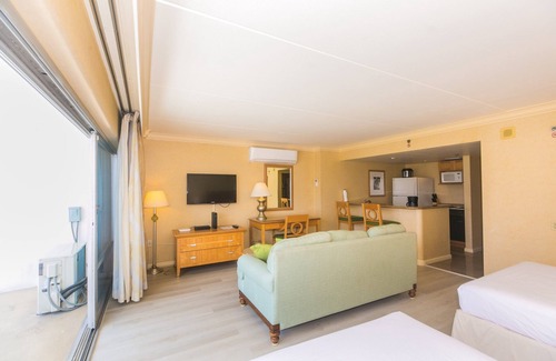 Waikiki Condo | Spacious One Bedroom Harbor View Condos at Ilikai Marina With Private Balcony
