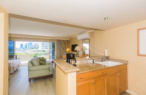 Waikiki Condo | Spacious One Bedroom Harbor View Condos at Ilikai Marina With Private Balcony