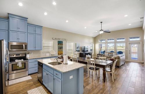 Corpus Christi House | Spacious one story waterfront escape with boat dock & kayaks! 1 mile to beach #B