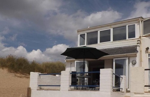 Camber House | Spacious open-plan beach house on the beach!