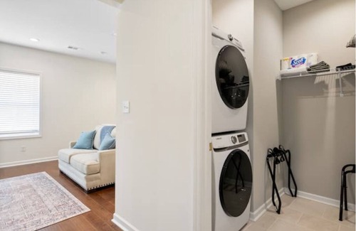 Oxford House | Spacious Oxford Commons Retreat - 2 miles 2 Square