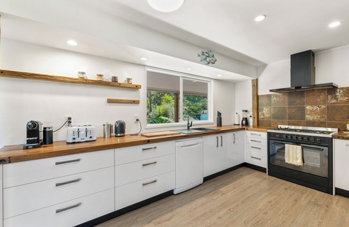 Haruru House | Spacious Paihia Dark Sky Retreat with Spa Pool and Fireplace