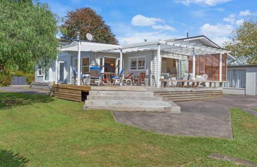 Papakura House | Spacious Papakura Family Delight w Deck and Yard