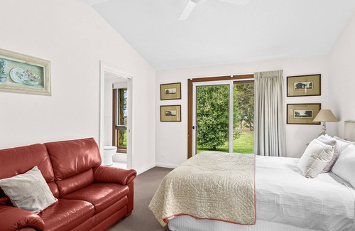 Exeter House | Spacious peaceful 3-Bed Home on a Winery Estate