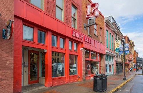 Downtown Nashville Apartment | Spacious Penthouse ON the Broadway Strip